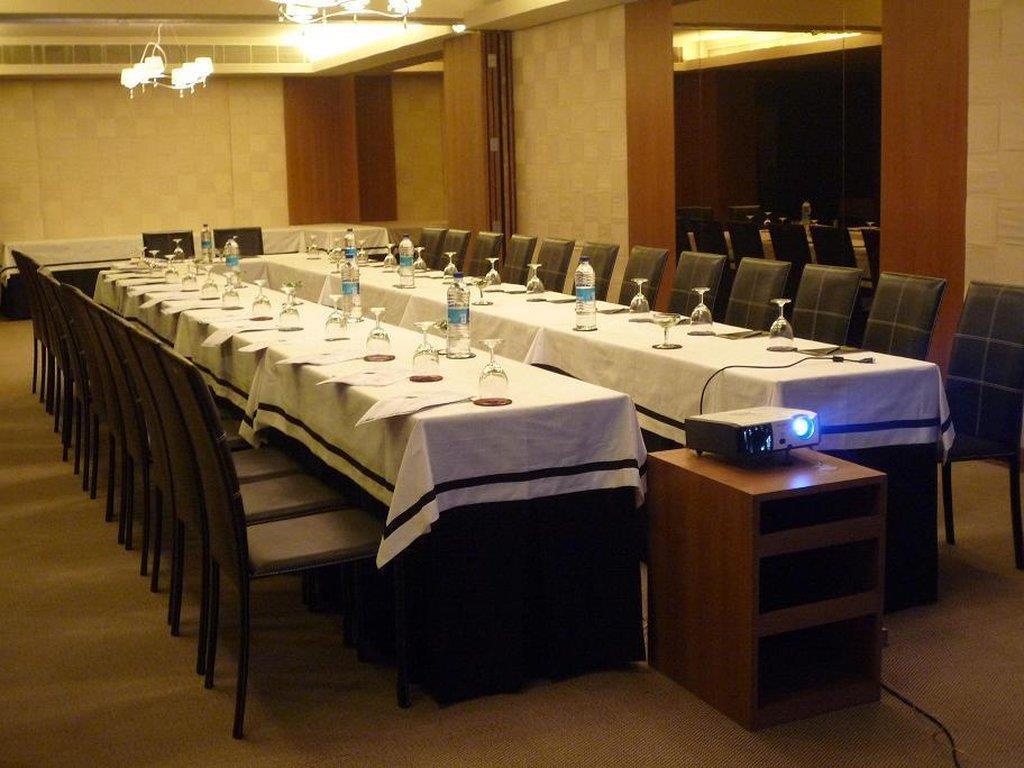 Udman Hotel Panchshila Park New Delhi Kemudahan gambar