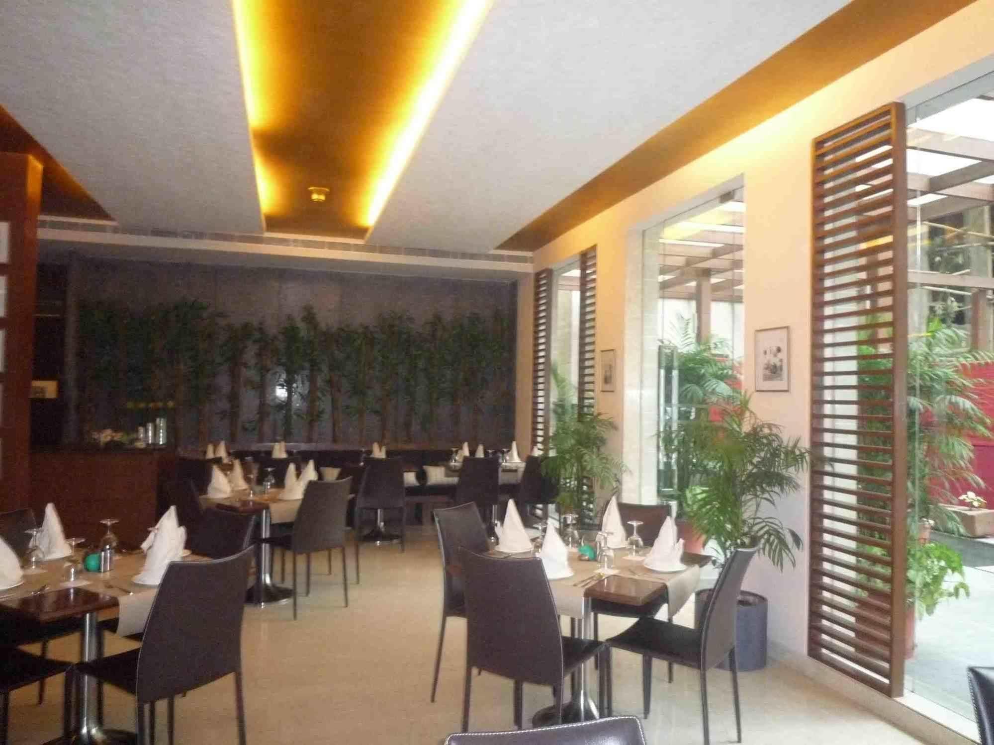 Udman Hotel Panchshila Park New Delhi Luaran gambar